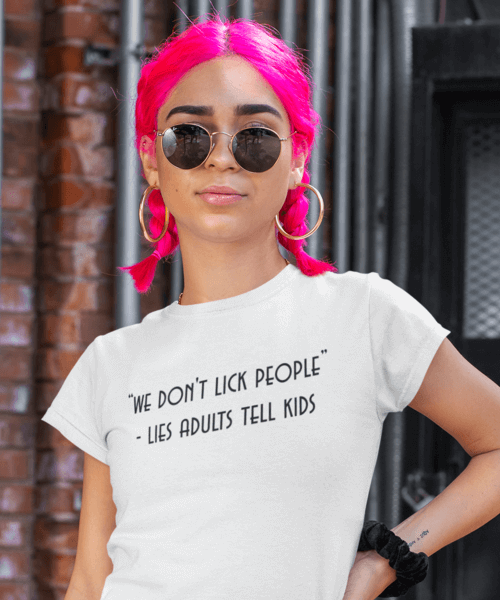 we don't lick people - lies adults tell kids Μπλουζάκι Γυναικείο